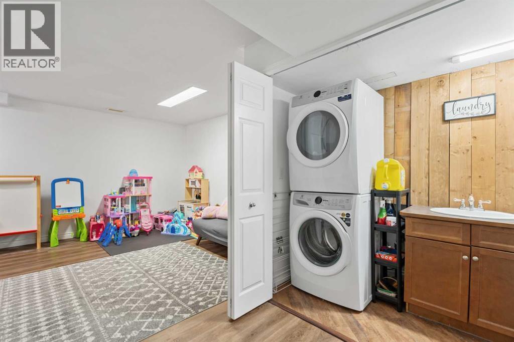 242 Elgin Place Se, Calgary, AB - Indoor Photo Showing Laundry Room