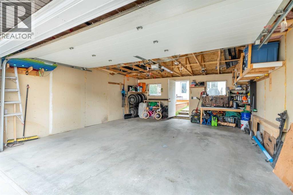 242 Elgin Place Se, Calgary, AB - Indoor Photo Showing Garage