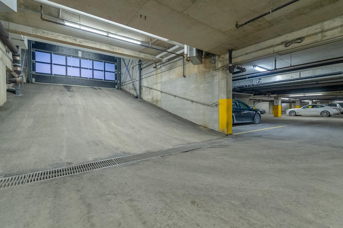 Garage - 74-38 Rue Mcgill, Montréal (Ville-Marie), QC - Indoor Photo Showing Garage