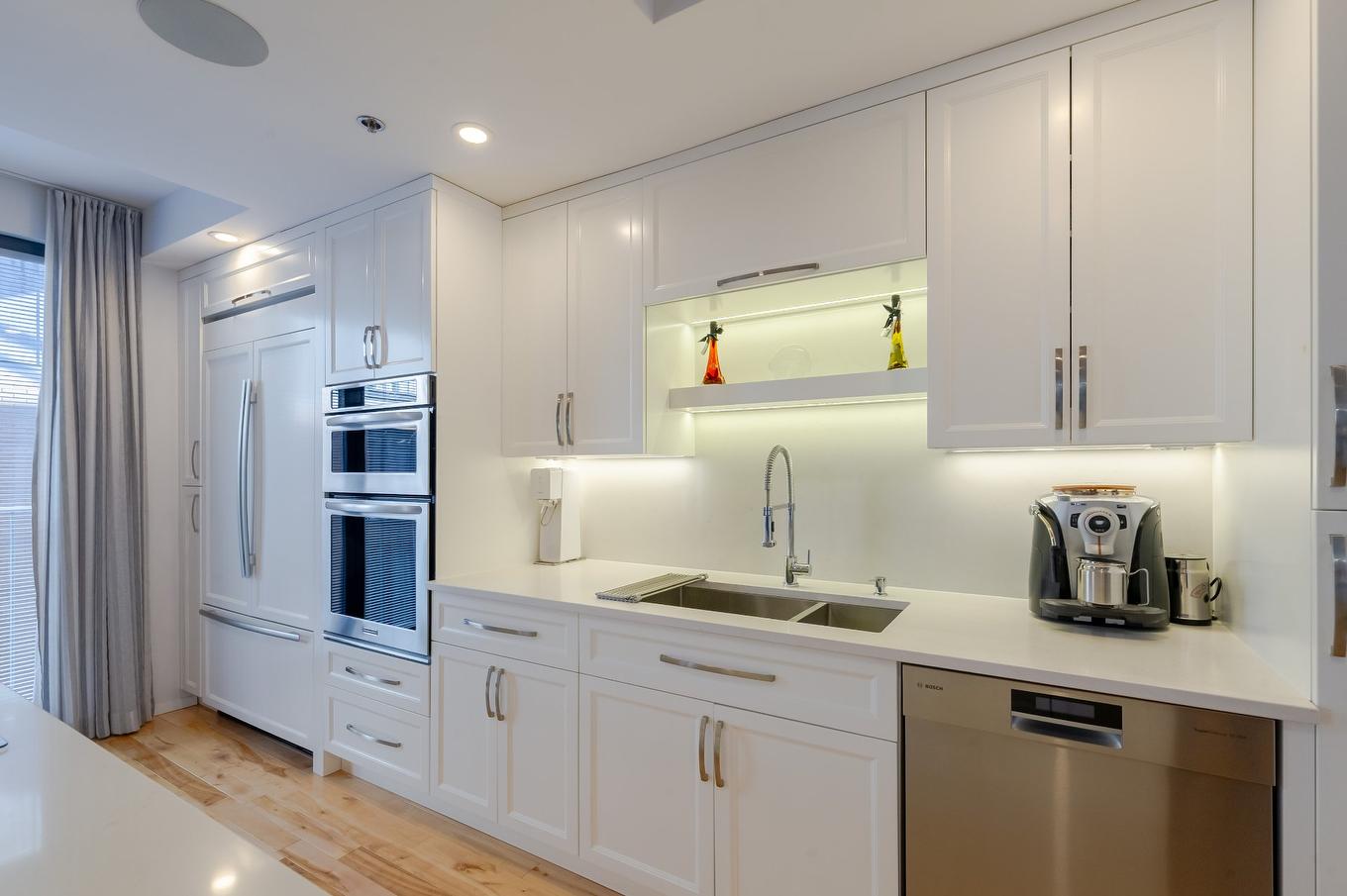 Kitchen - 74-38 Rue Mcgill, Montréal (Ville-Marie), QC - Indoor Photo Showing Kitchen With Double Sink With Upgraded Kitchen