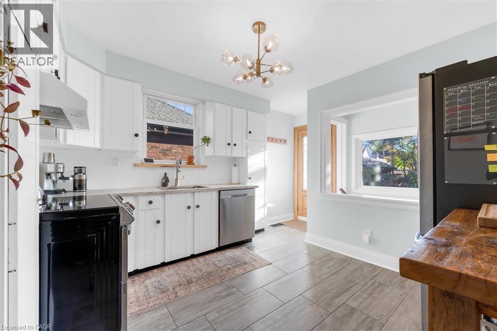 177 Houghton Avenue S, Hamilton, ON - Indoor Photo Showing Kitchen
