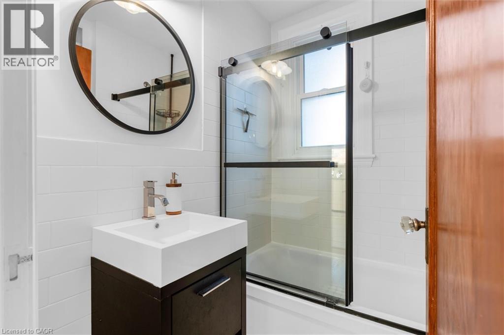 177 Houghton Avenue S, Hamilton, ON - Indoor Photo Showing Bathroom