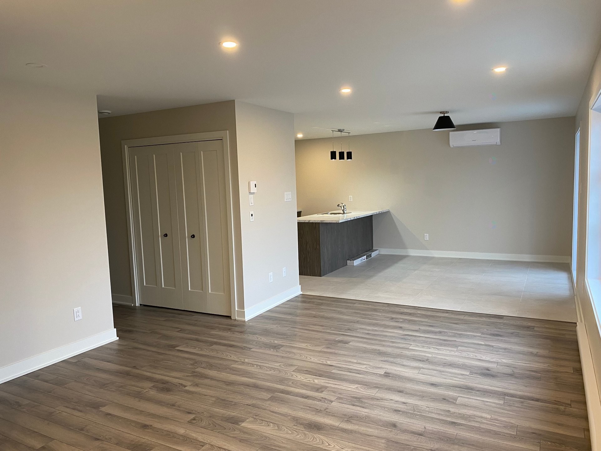 Salon - 520 Rue St-Armand, Beauharnois, QC - Indoor Photo Showing Other Room