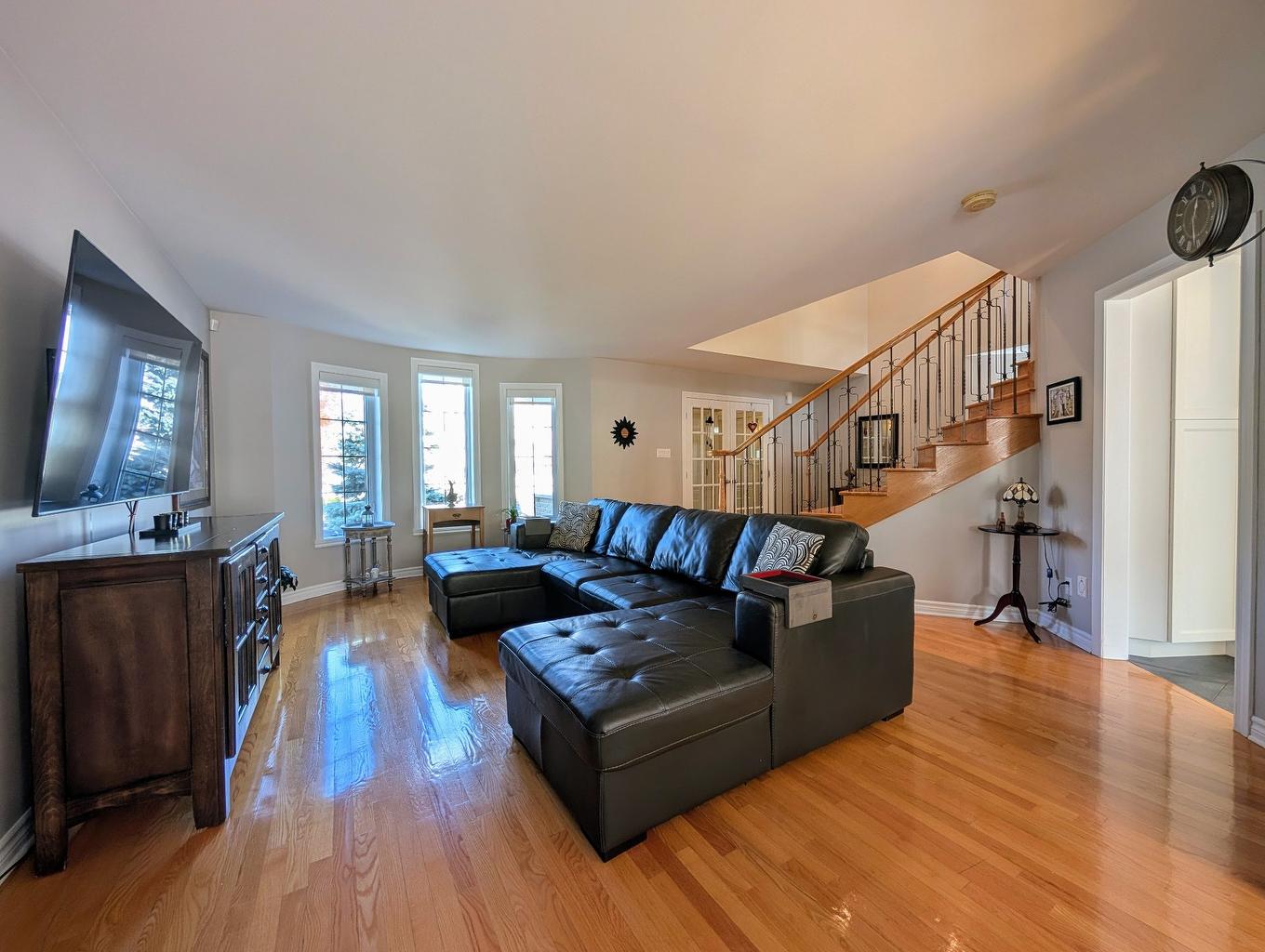 Salon - 10536 Rue Thomas-Paine, Montréal (Rivière-Des-Prairies/Pointe-Aux-Trembles), QC - Indoor Photo Showing Living Room