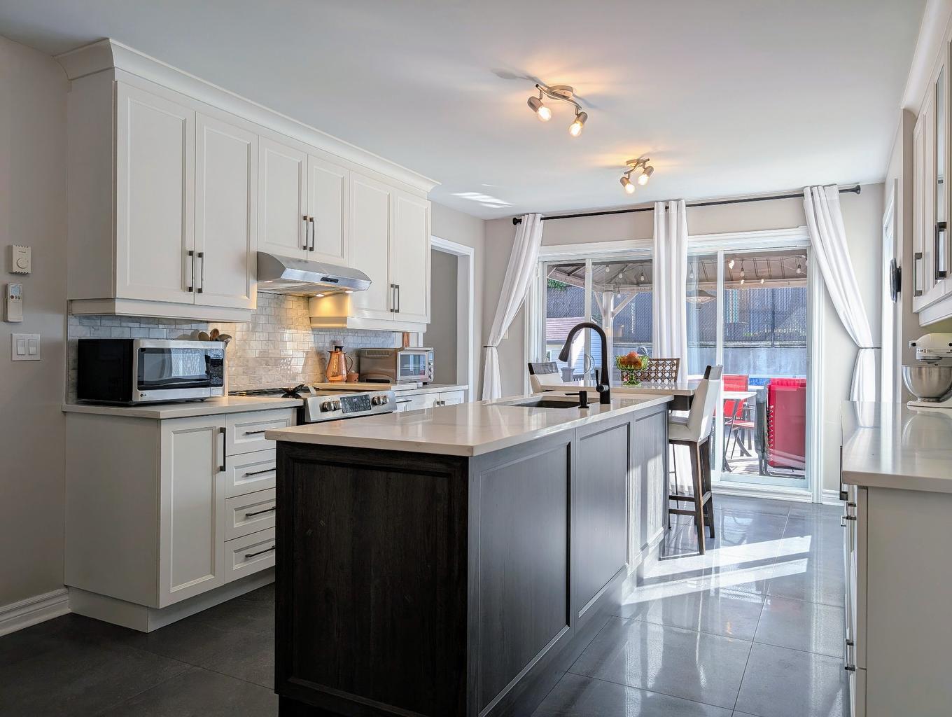 Cuisine - 10536 Rue Thomas-Paine, Montréal (Rivière-Des-Prairies/Pointe-Aux-Trembles), QC - Indoor Photo Showing Kitchen With Upgraded Kitchen