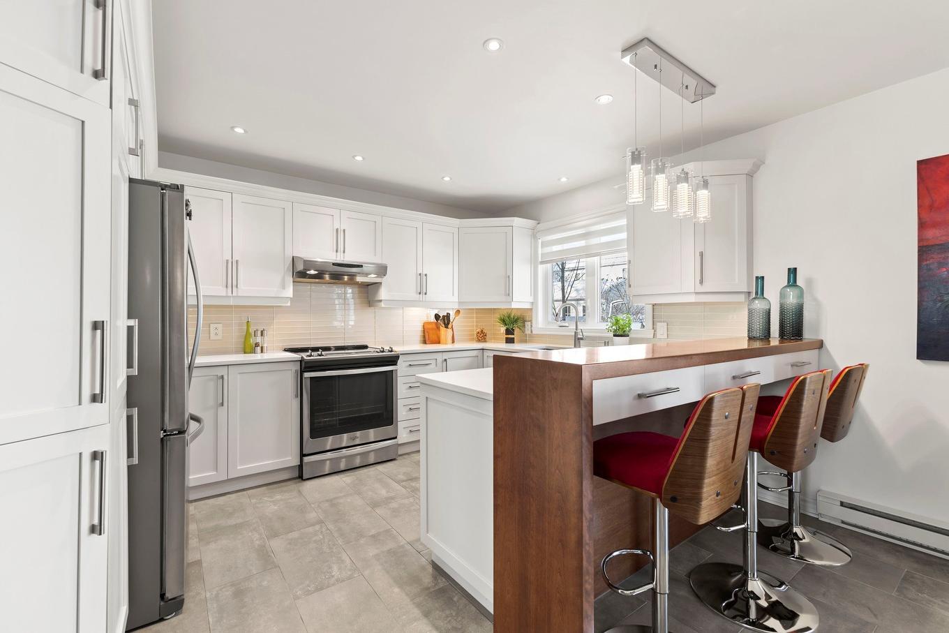 Cuisine - 349 Rue Aumais, Sainte-Anne-De-Bellevue, QC - Indoor Photo Showing Kitchen With Upgraded Kitchen