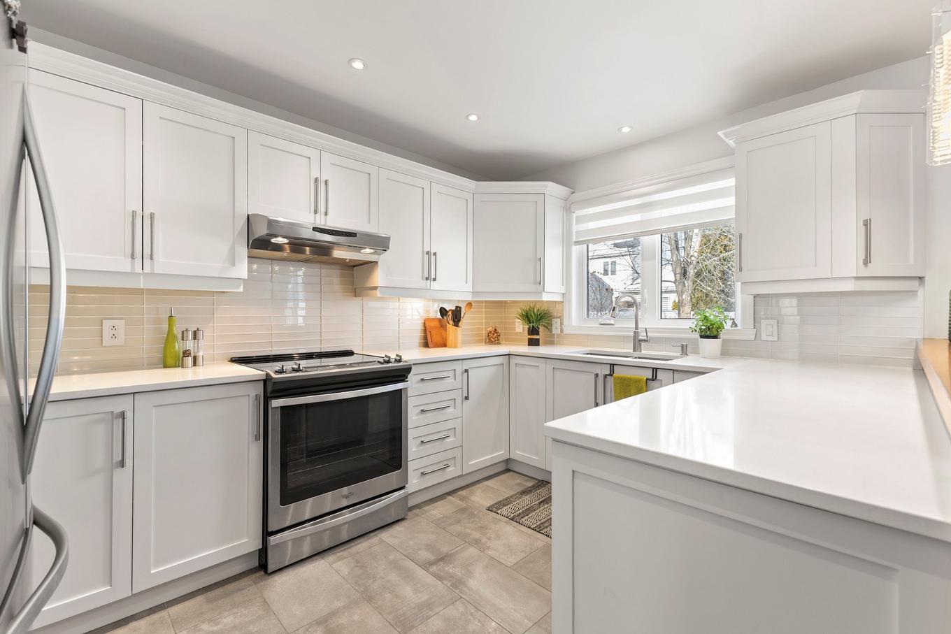 Cuisine - 349 Rue Aumais, Sainte-Anne-De-Bellevue, QC - Indoor Photo Showing Kitchen With Upgraded Kitchen