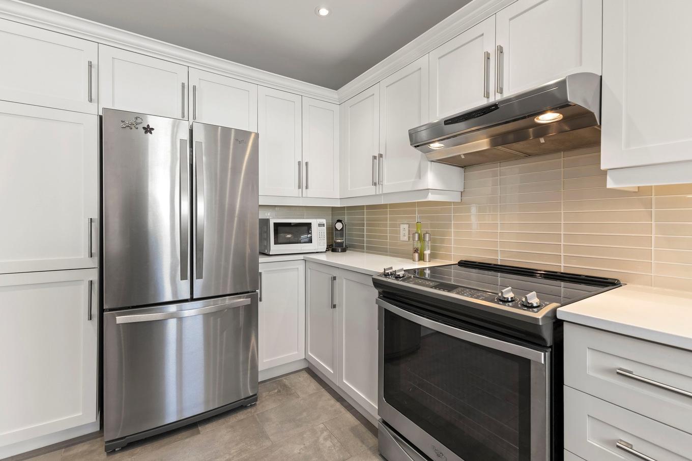 Cuisine - 349 Rue Aumais, Sainte-Anne-De-Bellevue, QC - Indoor Photo Showing Kitchen With Upgraded Kitchen
