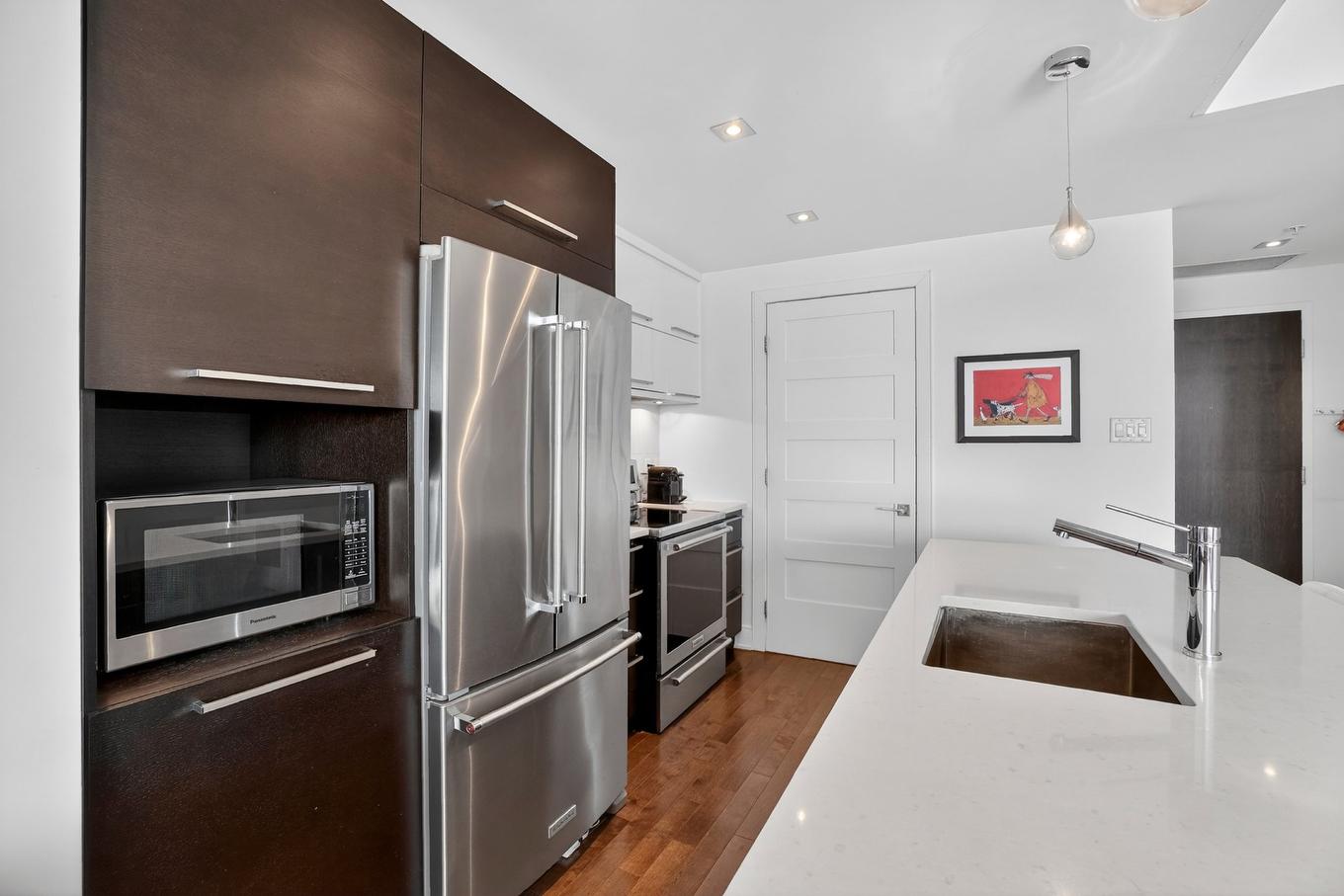 Cuisine - 813-100 Rue André-Prévost, Montréal (Verdun/Île-Des-Soeurs), QC - Indoor Photo Showing Kitchen With Upgraded Kitchen