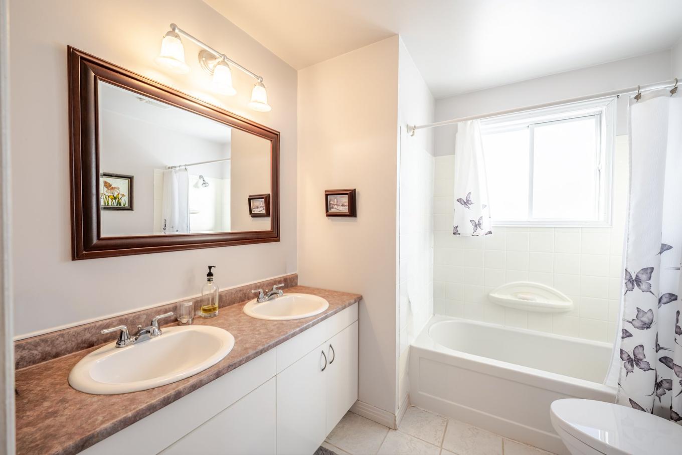 Bathroom - 5645 Av. Primot, Longueuil (Saint-Hubert), QC - Indoor Photo Showing Bathroom