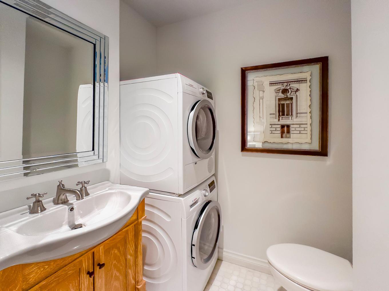 Powder room - 17-1509 Rue Sherbrooke O., Montréal (Ville-Marie), QC - Indoor Photo Showing Laundry Room