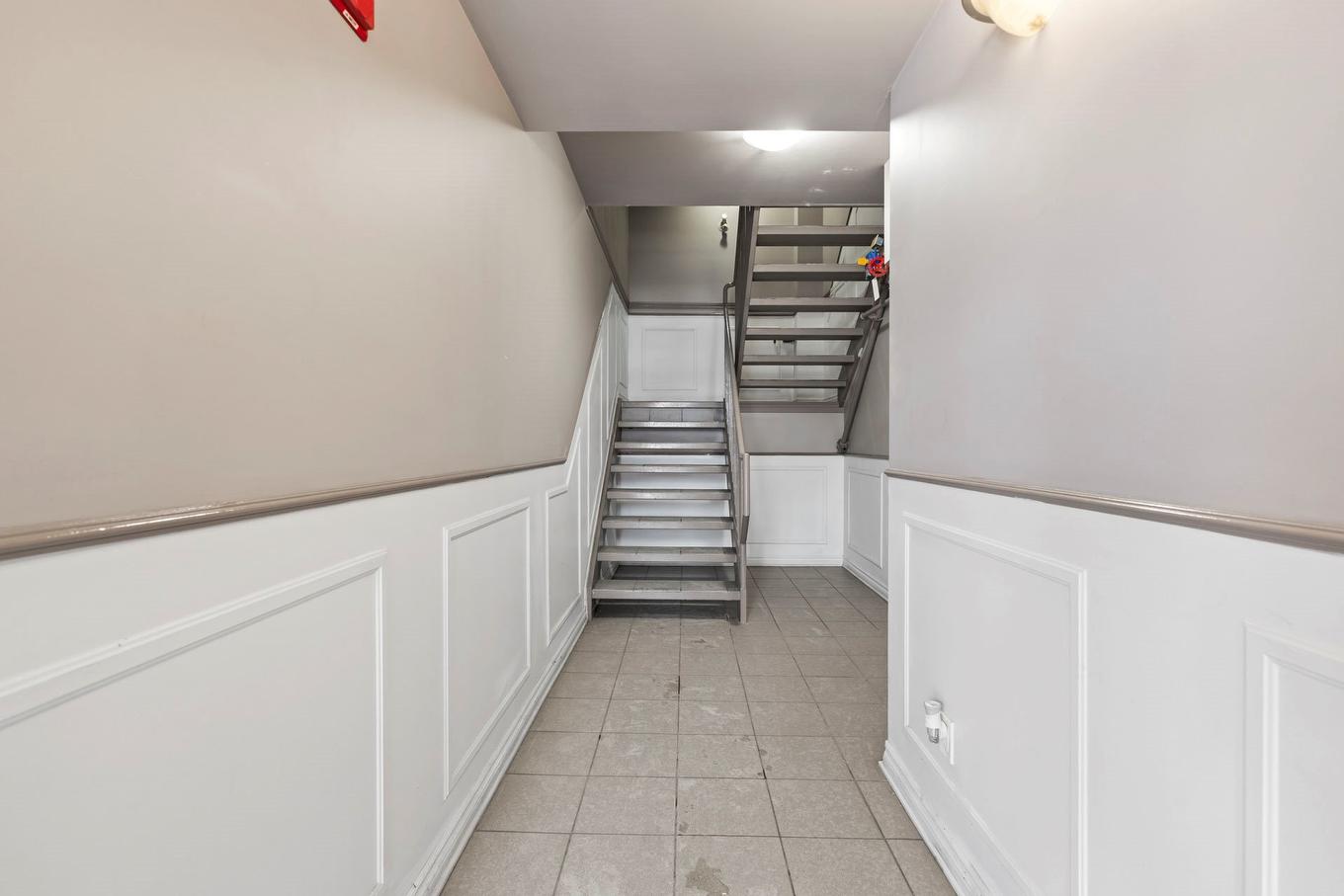 Exterior entrance - 201-14411 Rue Harry-Worth, Montréal (Pierrefonds-Roxboro), QC - Indoor Photo Showing Other Room