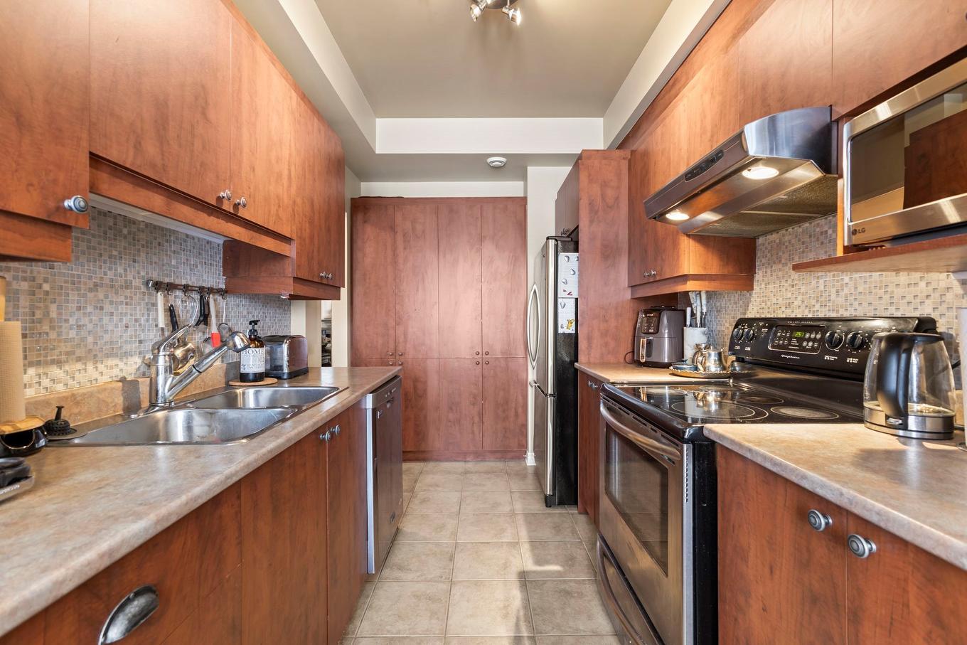 Kitchen - 201-14411 Rue Harry-Worth, Montréal (Pierrefonds-Roxboro), QC - Indoor Photo Showing Kitchen With Double Sink