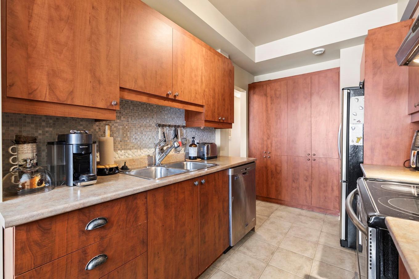 Kitchen - 201-14411 Rue Harry-Worth, Montréal (Pierrefonds-Roxboro), QC - Indoor Photo Showing Kitchen With Double Sink