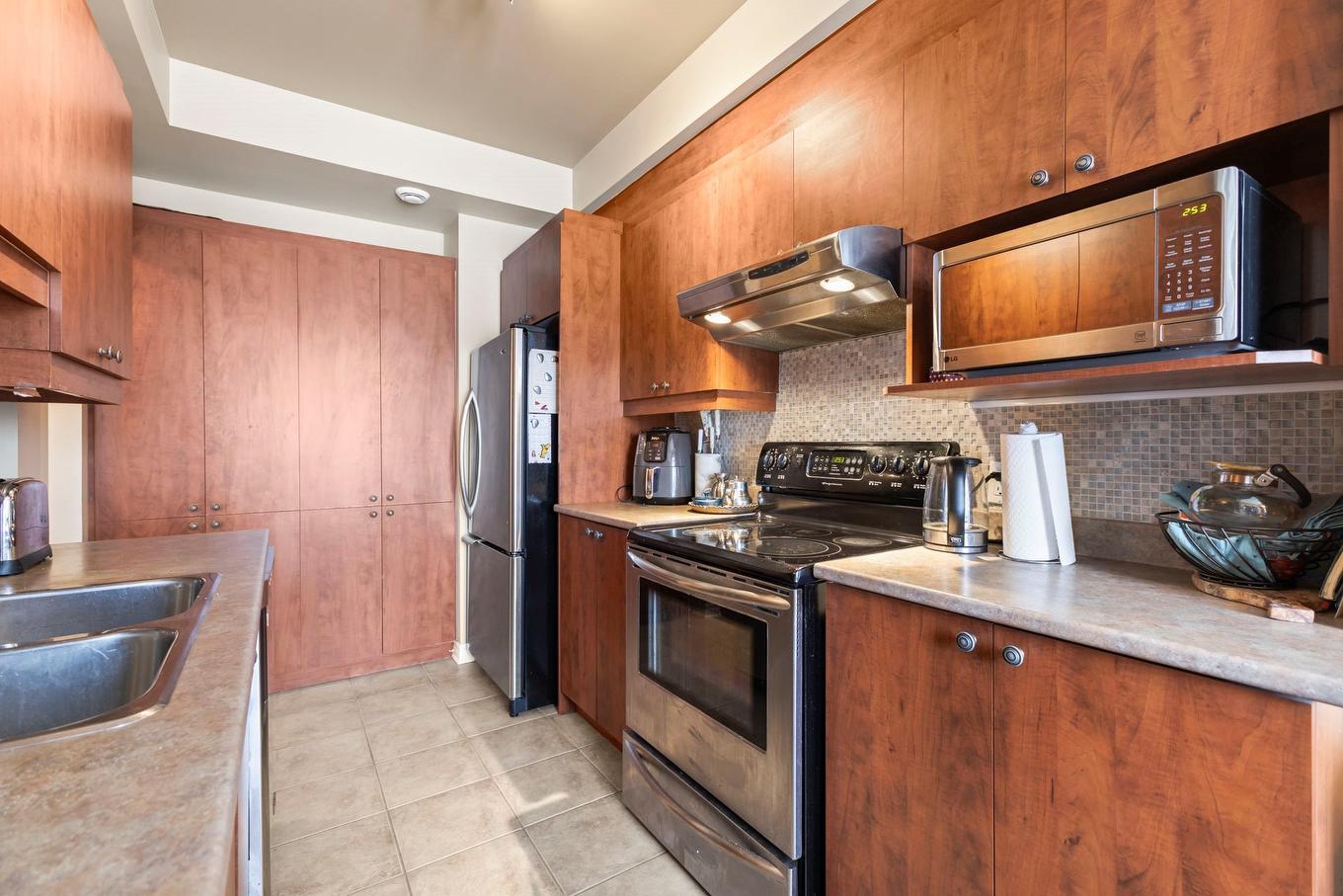 Kitchen - 201-14411 Rue Harry-Worth, Montréal (Pierrefonds-Roxboro), QC - Indoor Photo Showing Kitchen With Double Sink