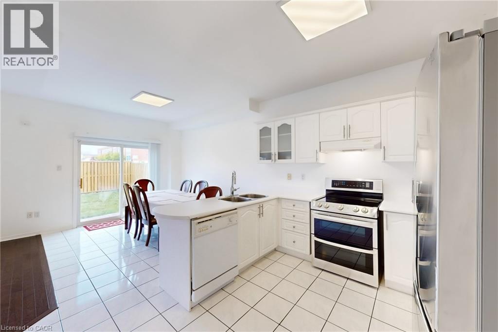 6509 Valiant Heights, Mississauga, ON - Indoor Photo Showing Kitchen With Double Sink