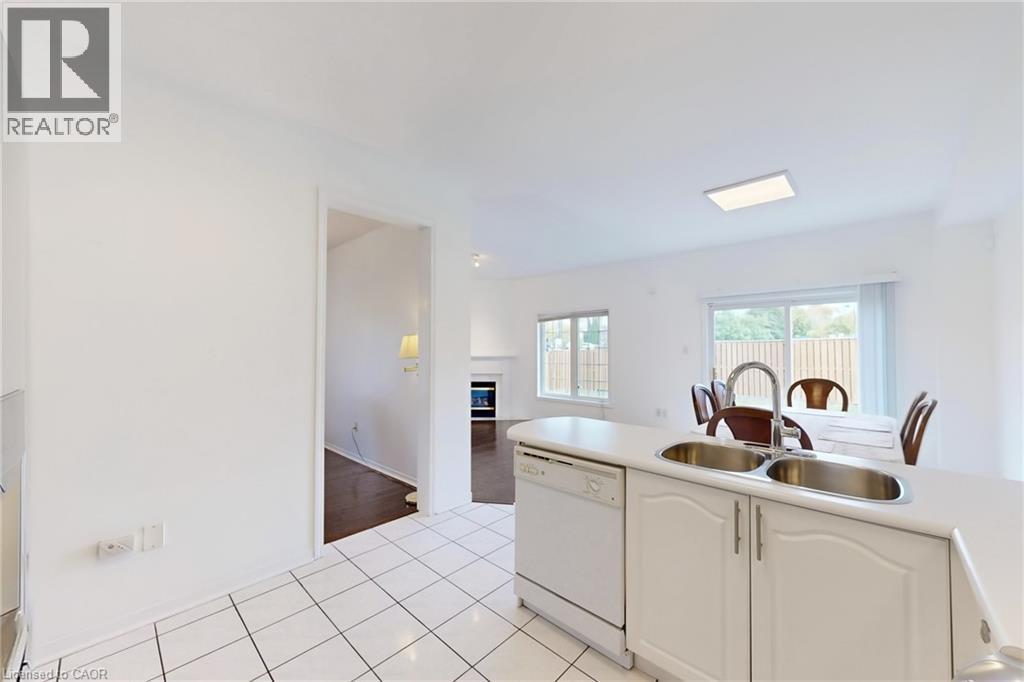 6509 Valiant Heights, Mississauga, ON - Indoor Photo Showing Kitchen With Double Sink