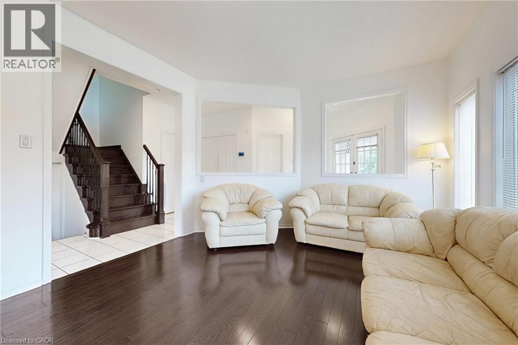 6509 Valiant Heights, Mississauga, ON - Indoor Photo Showing Living Room