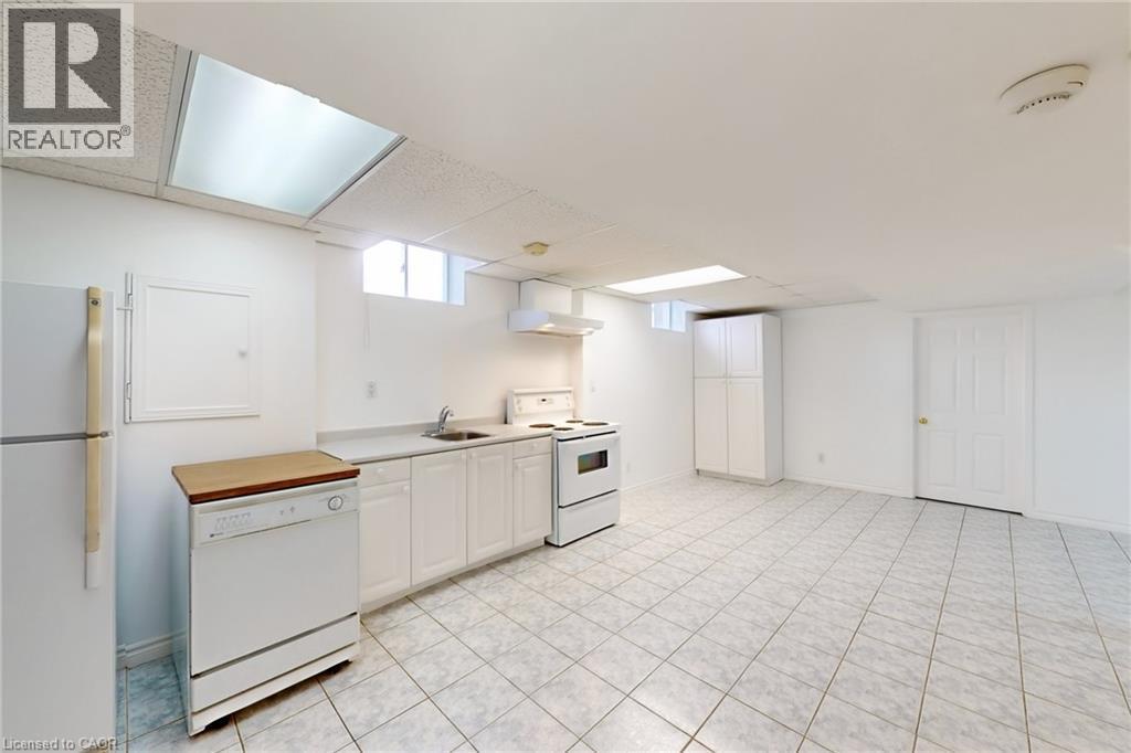 6509 Valiant Heights, Mississauga, ON - Indoor Photo Showing Kitchen