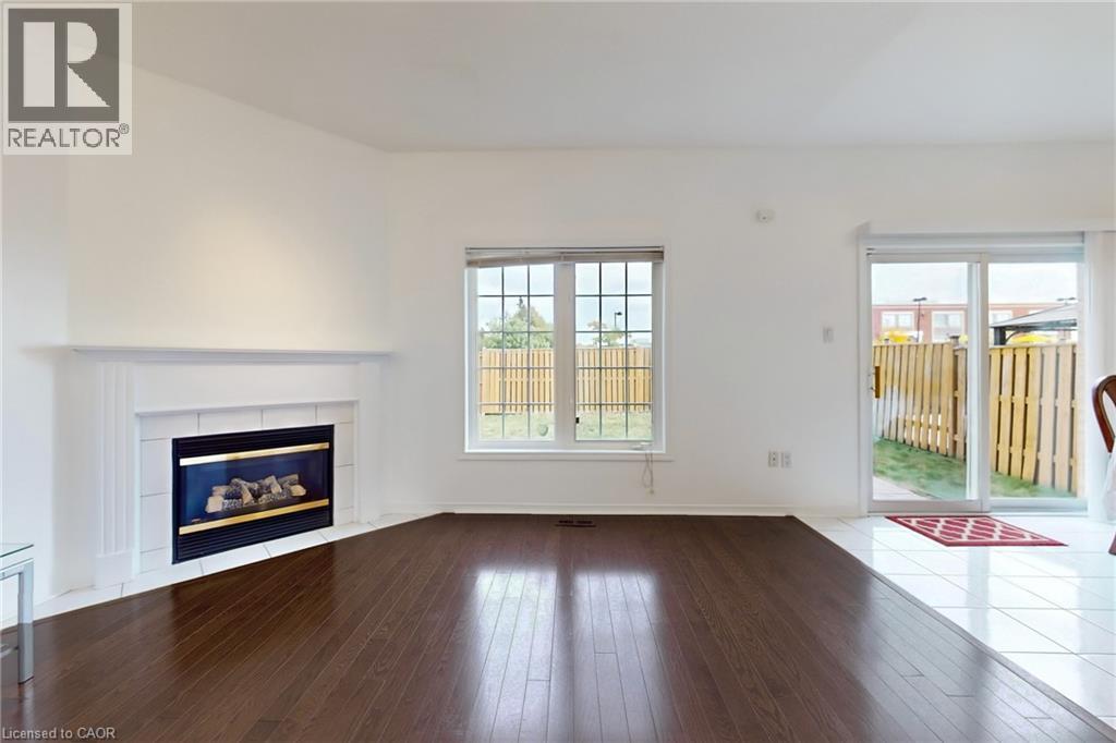 6509 Valiant Heights, Mississauga, ON - Indoor Photo Showing Living Room With Fireplace