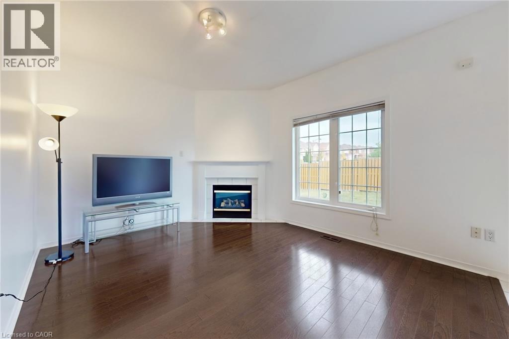 6509 Valiant Heights, Mississauga, ON - Indoor Photo Showing Living Room With Fireplace