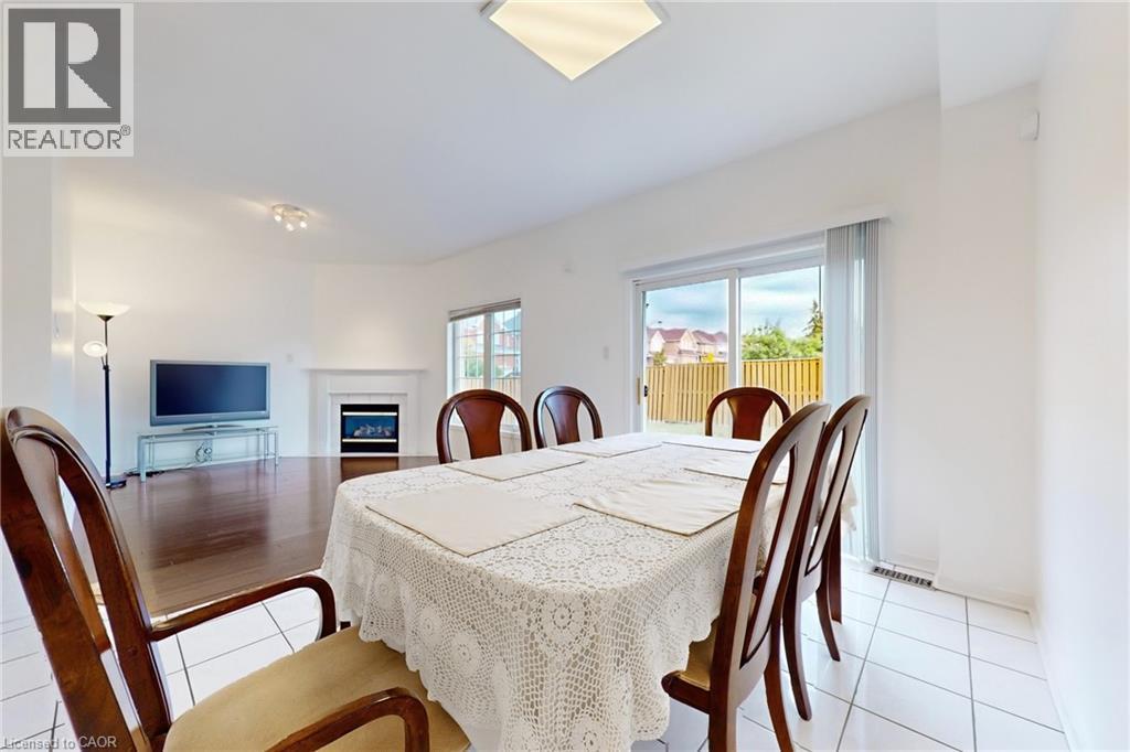 6509 Valiant Heights, Mississauga, ON - Indoor Photo Showing Dining Room