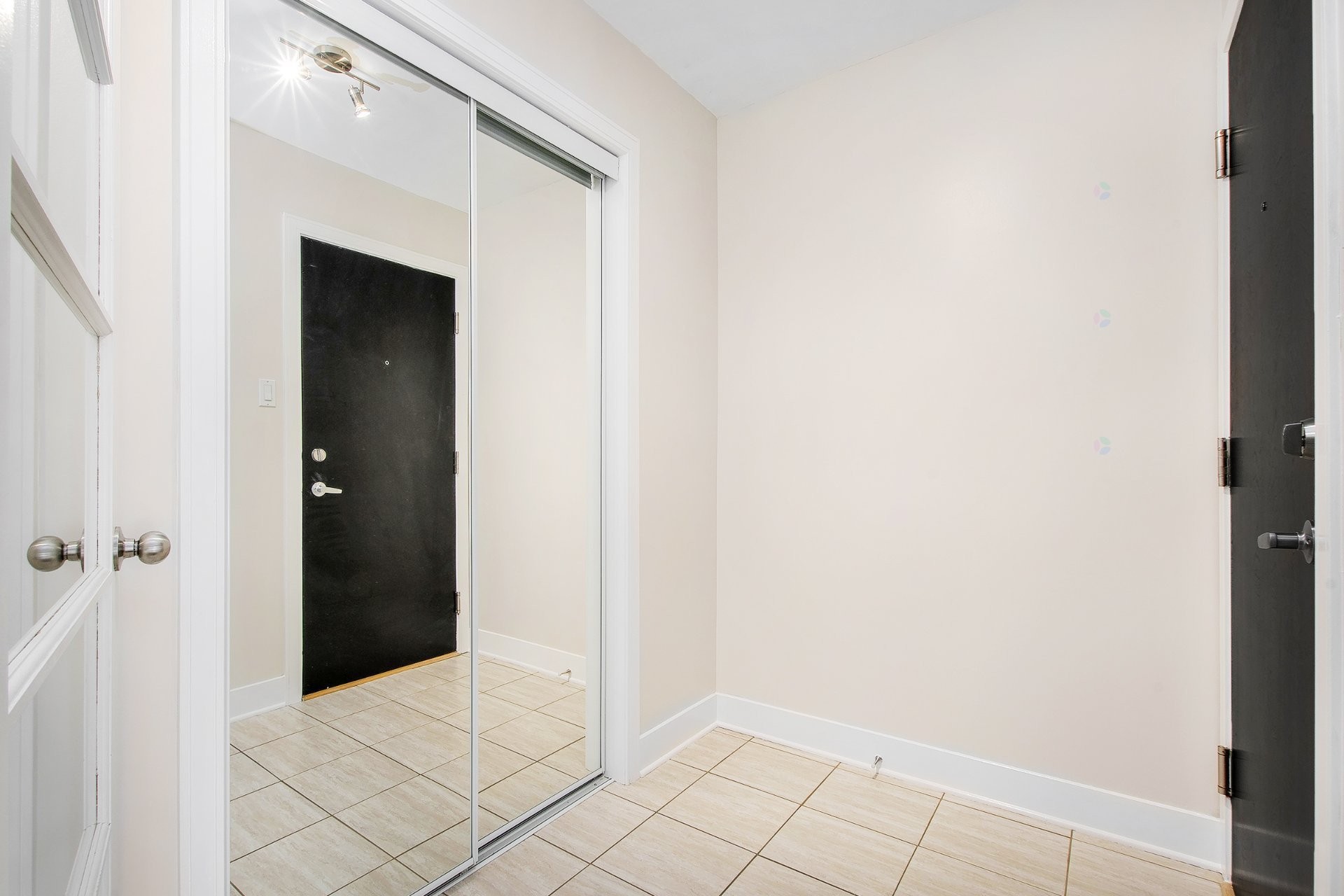 Hall d'entrée/Vestibule - 201-691 Mtée Des Pionniers, Terrebonne (Lachenaie), QC - Indoor Photo Showing Other Room