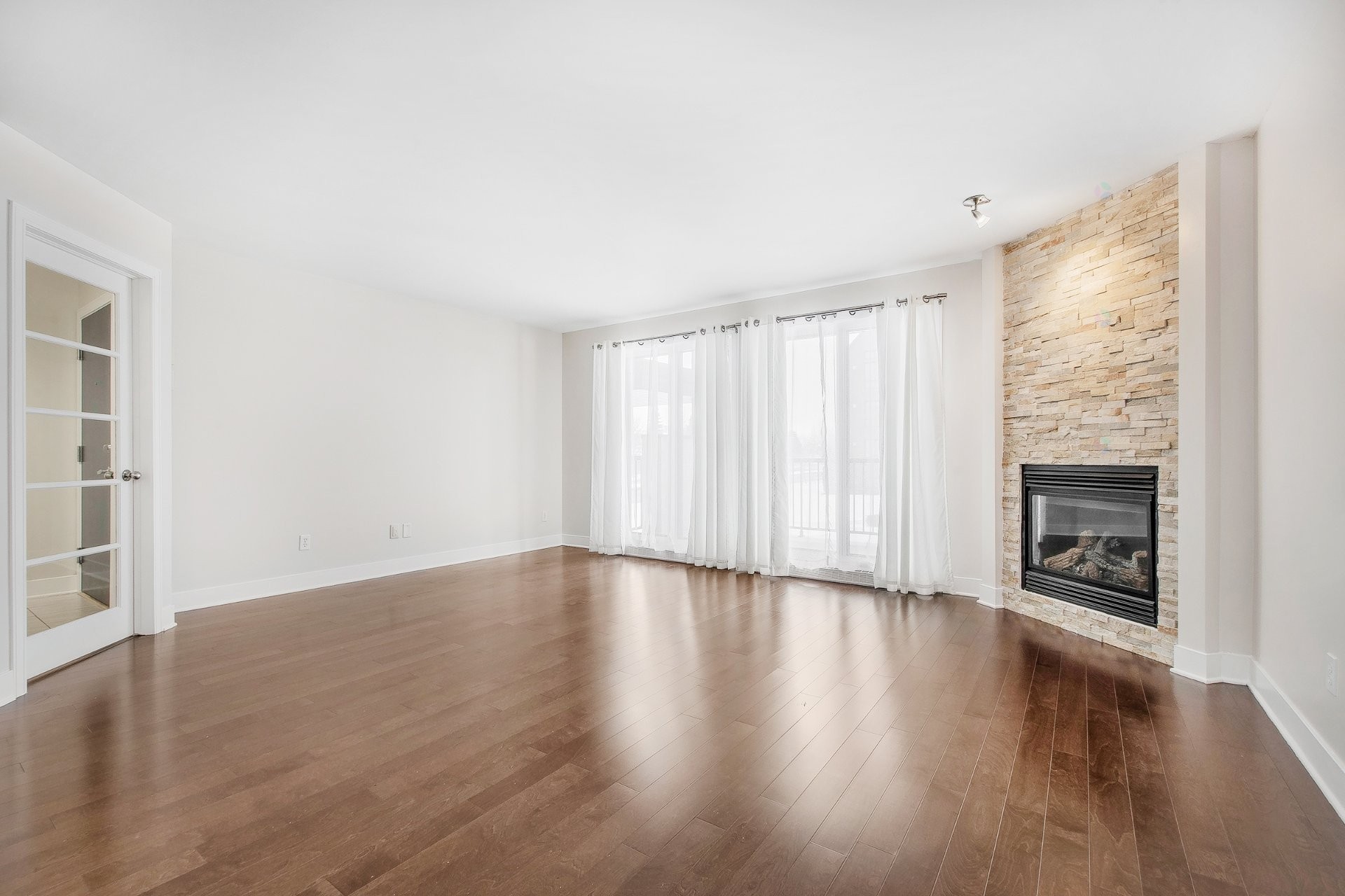 Salon - 201-691 Mtée Des Pionniers, Terrebonne (Lachenaie), QC - Indoor Photo Showing Living Room With Fireplace