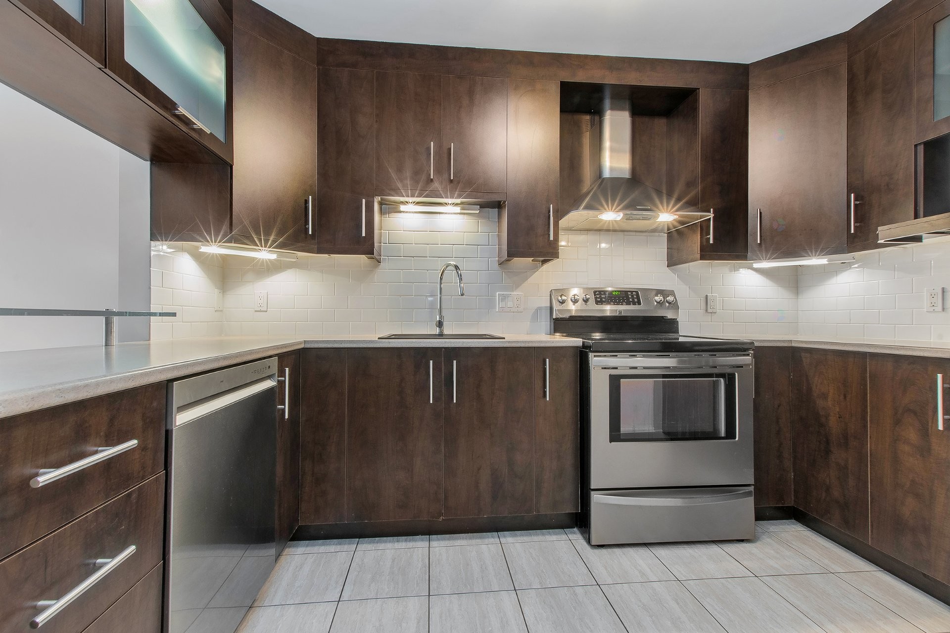 Cuisine - 201-691 Mtée Des Pionniers, Terrebonne (Lachenaie), QC - Indoor Photo Showing Kitchen With Upgraded Kitchen