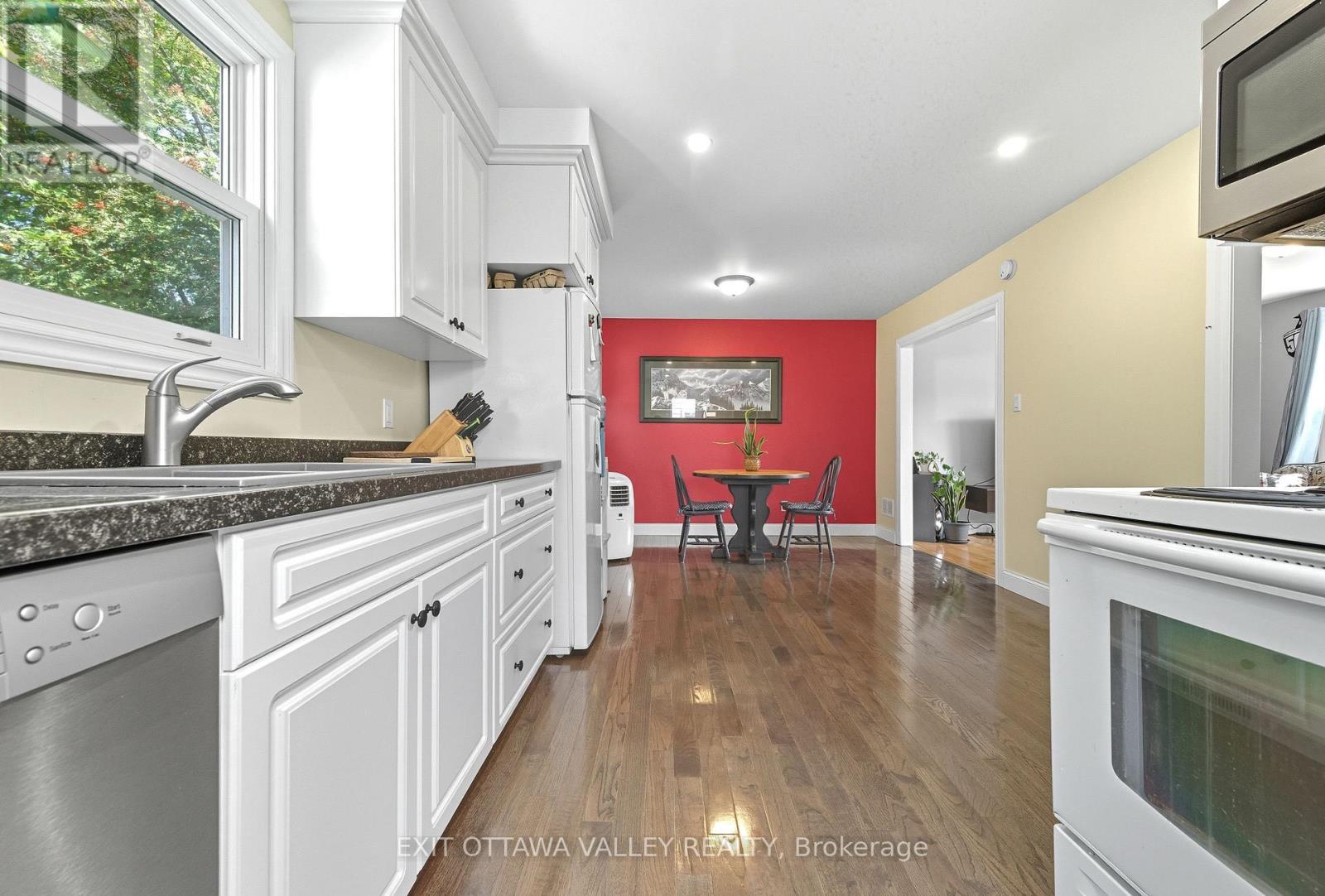 6 Faraday Crescent, Deep River, ON - Indoor Photo Showing Kitchen