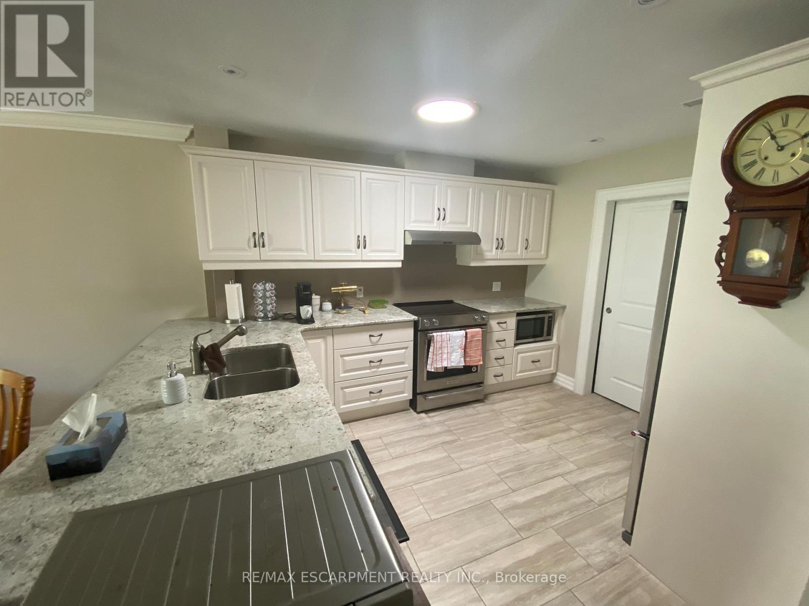36 Mckenna Court, Hamilton, ON - Indoor Photo Showing Kitchen With Double Sink