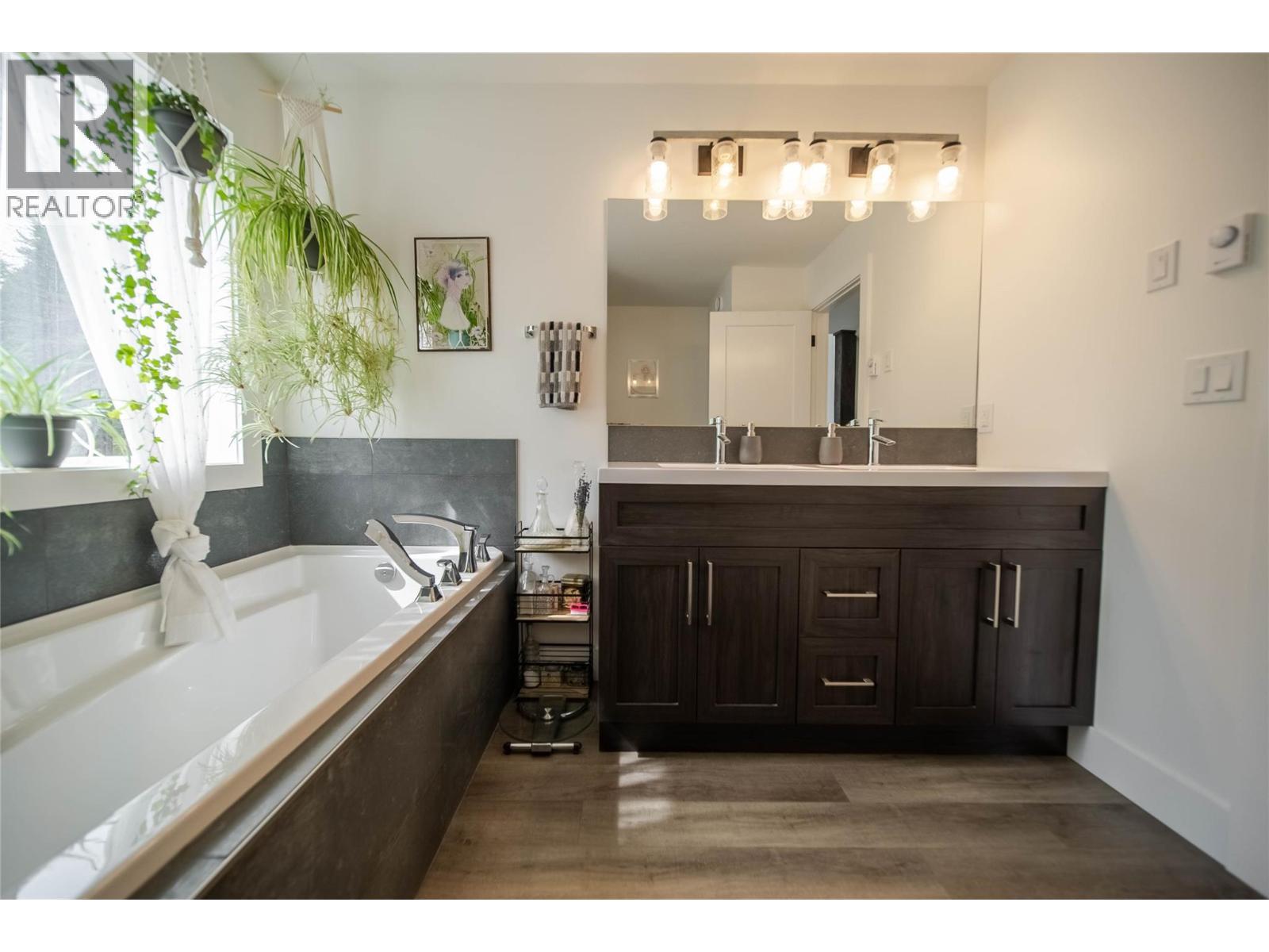 4165 93 Highway, Grasmere, BC - Indoor Photo Showing Bathroom