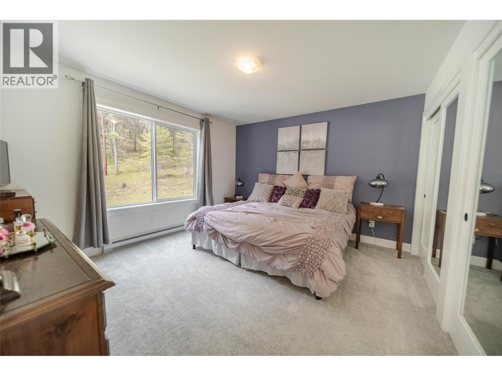 4165 93 Highway, Grasmere, BC - Indoor Photo Showing Bedroom
