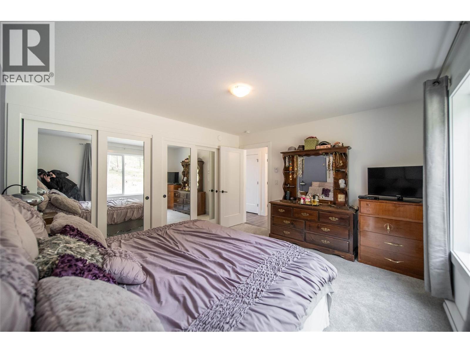 4165 93 Highway, Grasmere, BC - Indoor Photo Showing Bedroom