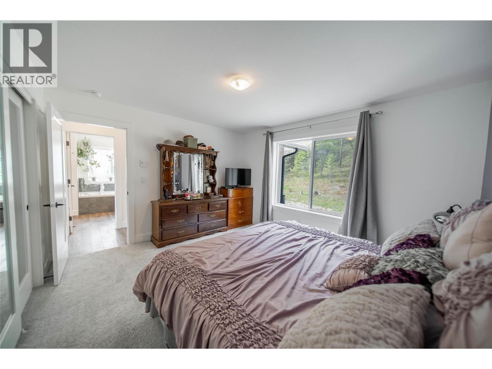 4165 93 Highway, Grasmere, BC - Indoor Photo Showing Bedroom