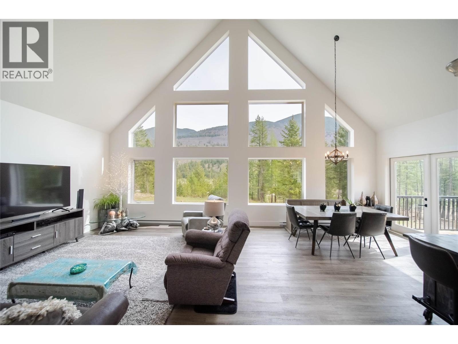 4165 93 Highway, Grasmere, BC - Indoor Photo Showing Living Room