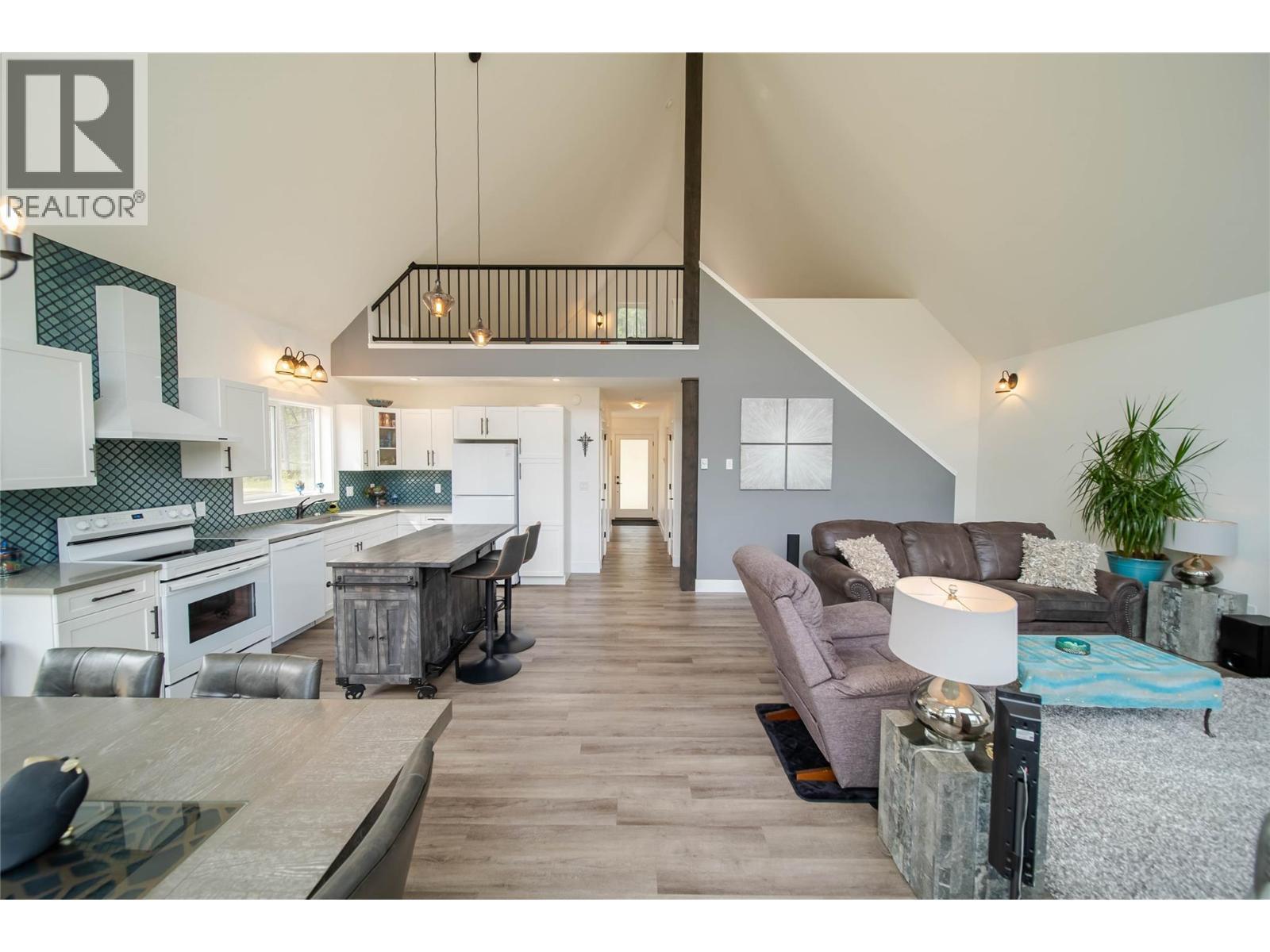 4165 93 Highway, Grasmere, BC - Indoor