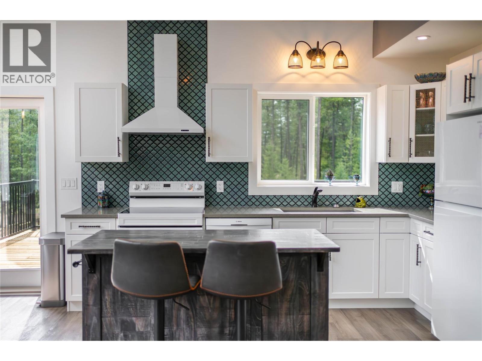 4165 93 Highway, Grasmere, BC - Indoor Photo Showing Kitchen