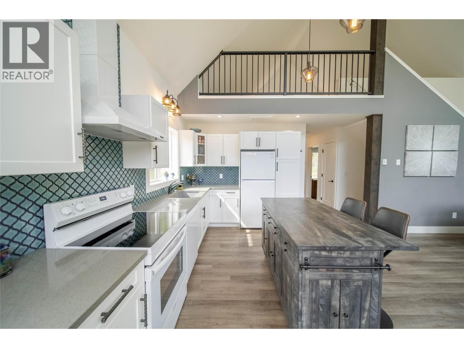 4165 93 Highway, Grasmere, BC - Indoor Photo Showing Kitchen