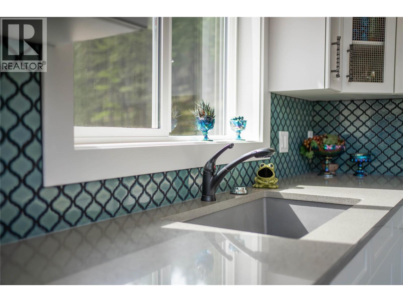 4165 93 Highway, Grasmere, BC - Indoor Photo Showing Kitchen