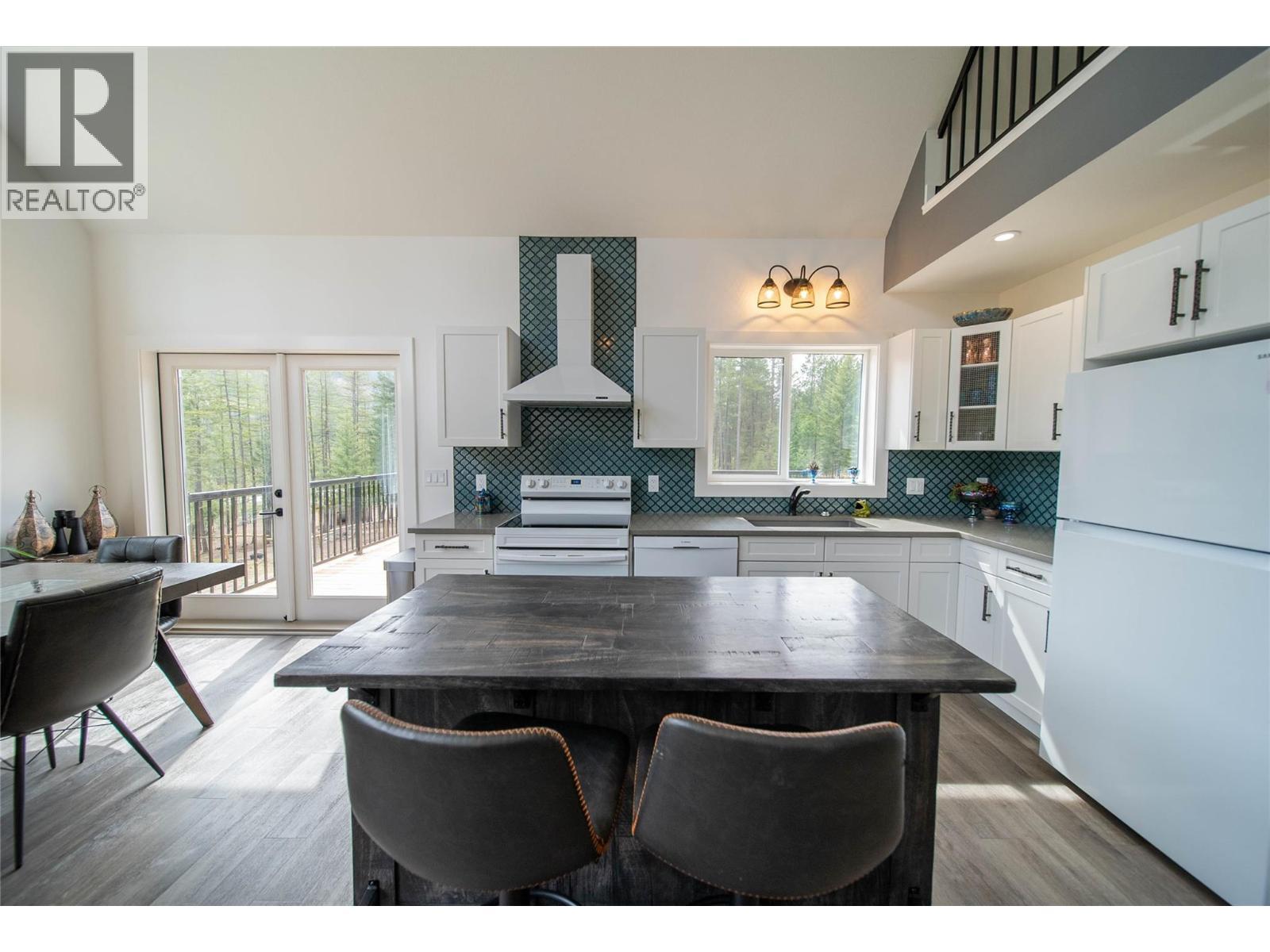 4165 93 Highway, Grasmere, BC - Indoor