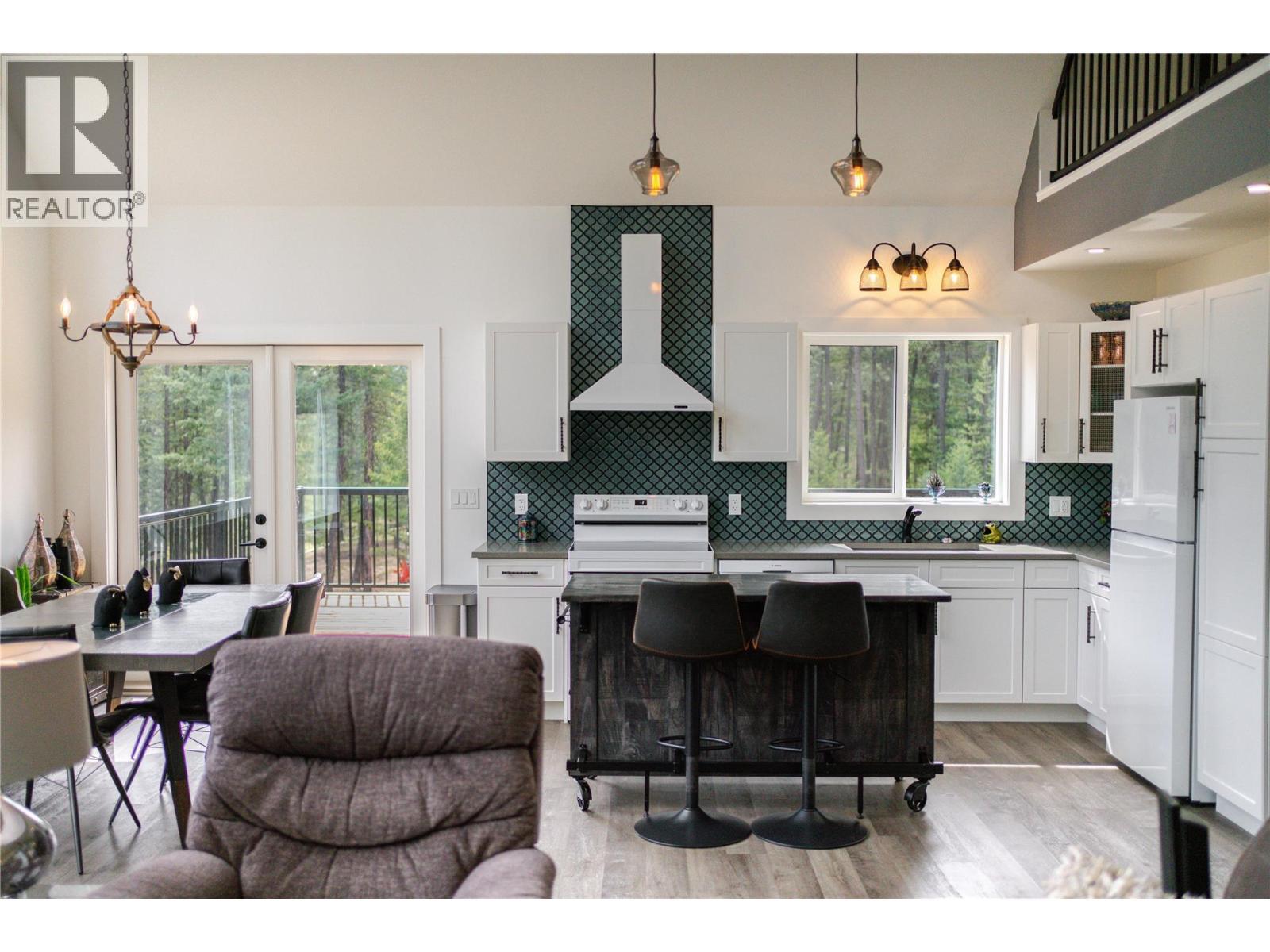 4165 93 Highway, Grasmere, BC - Indoor