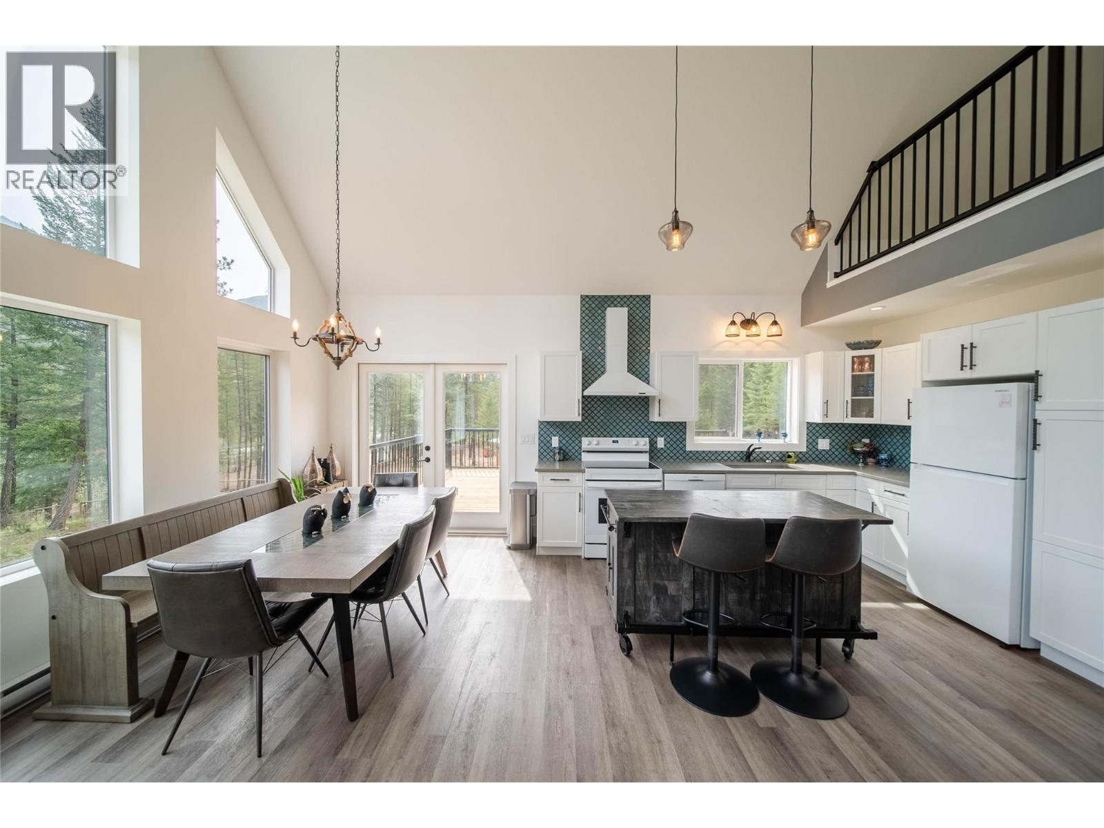 4165 93 Highway, Grasmere, BC - Indoor