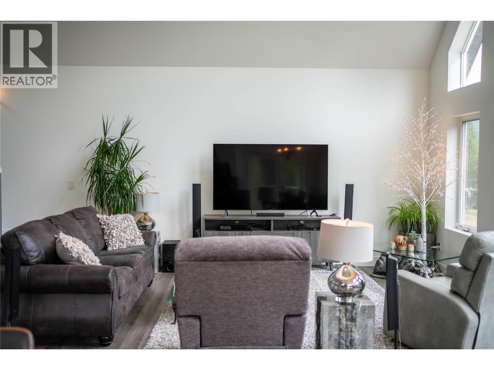 4165 93 Highway, Grasmere, BC - Indoor Photo Showing Living Room