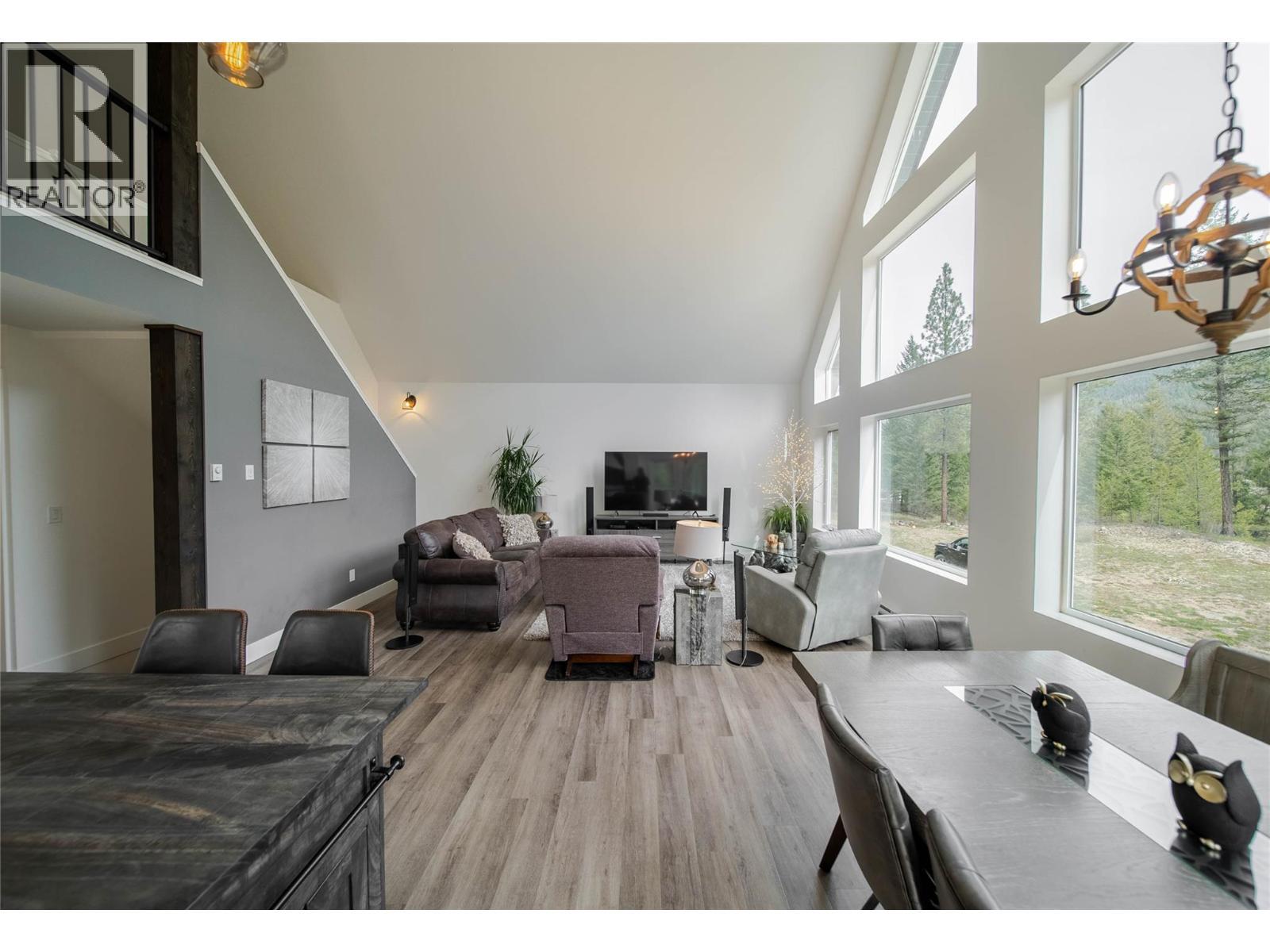 4165 93 Highway, Grasmere, BC - Indoor