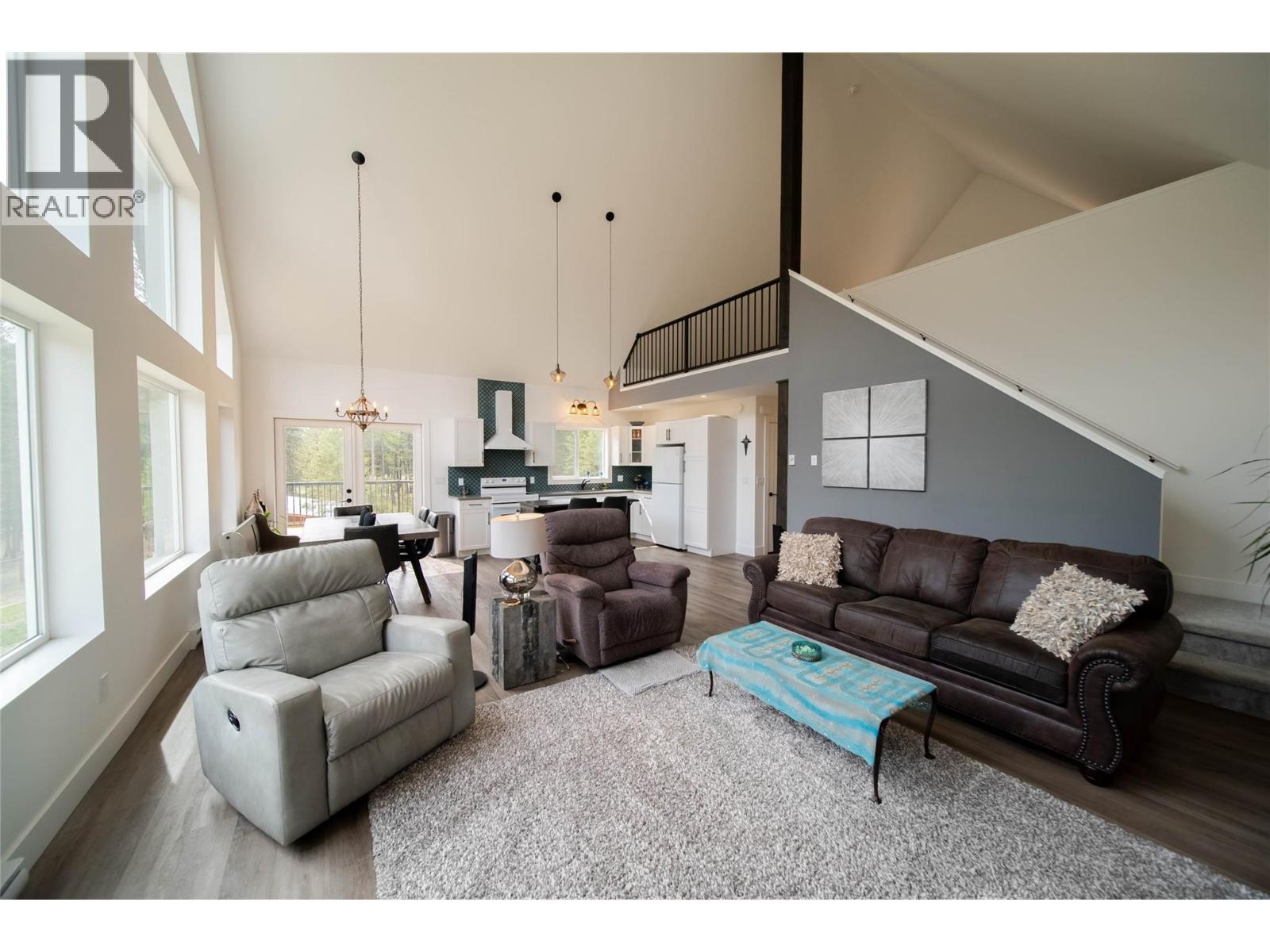 4165 93 Highway, Grasmere, BC - Indoor Photo Showing Living Room