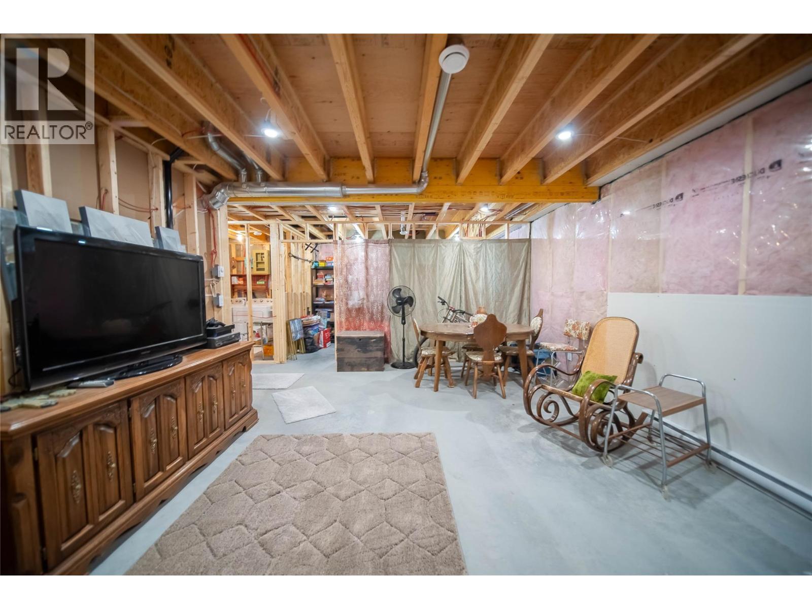 4165 93 Highway, Grasmere, BC - Indoor Photo Showing Basement