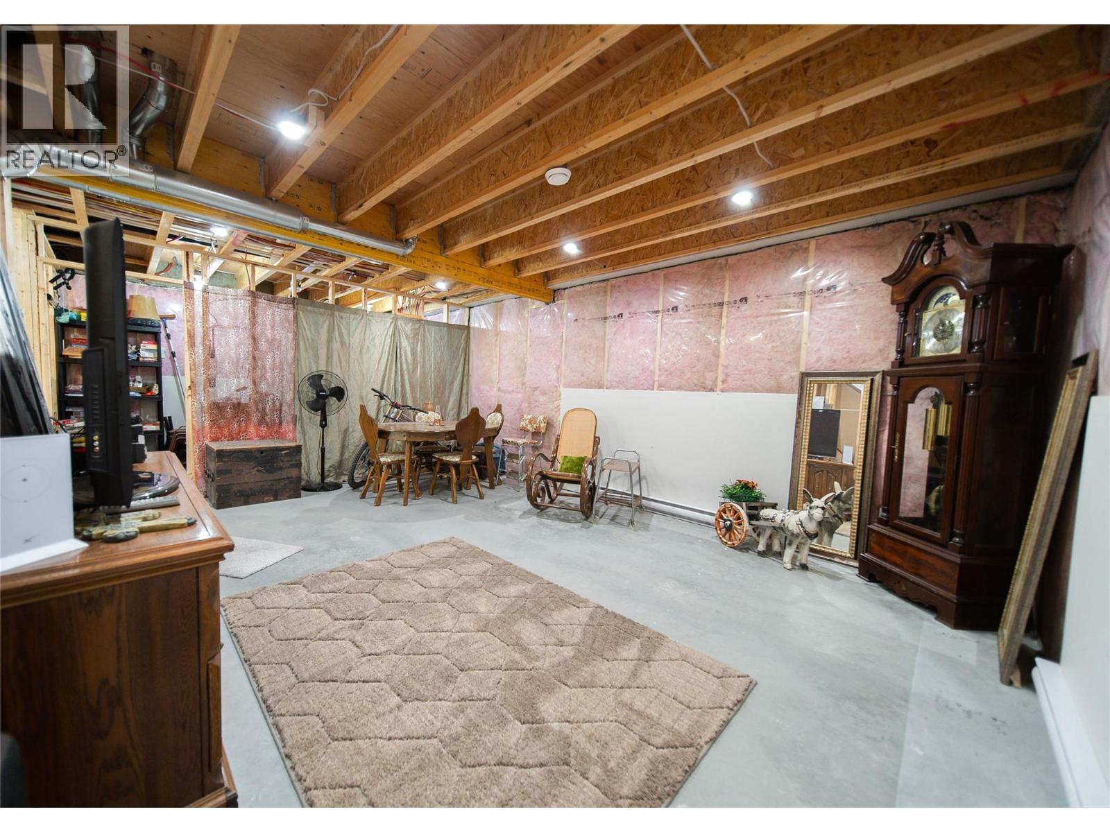 4165 93 Highway, Grasmere, BC - Indoor Photo Showing Basement