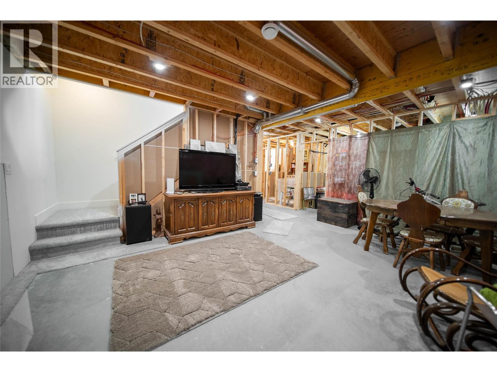 4165 93 Highway, Grasmere, BC - Indoor Photo Showing Basement