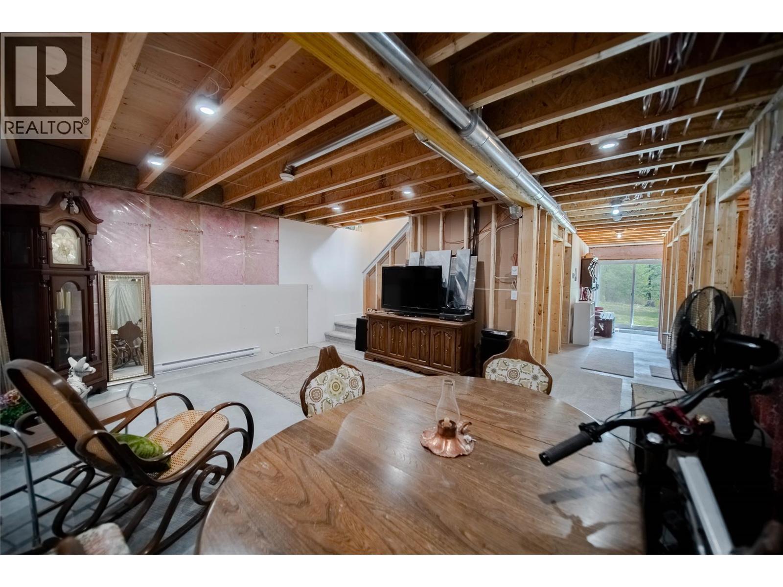 4165 93 Highway, Grasmere, BC - Indoor Photo Showing Basement